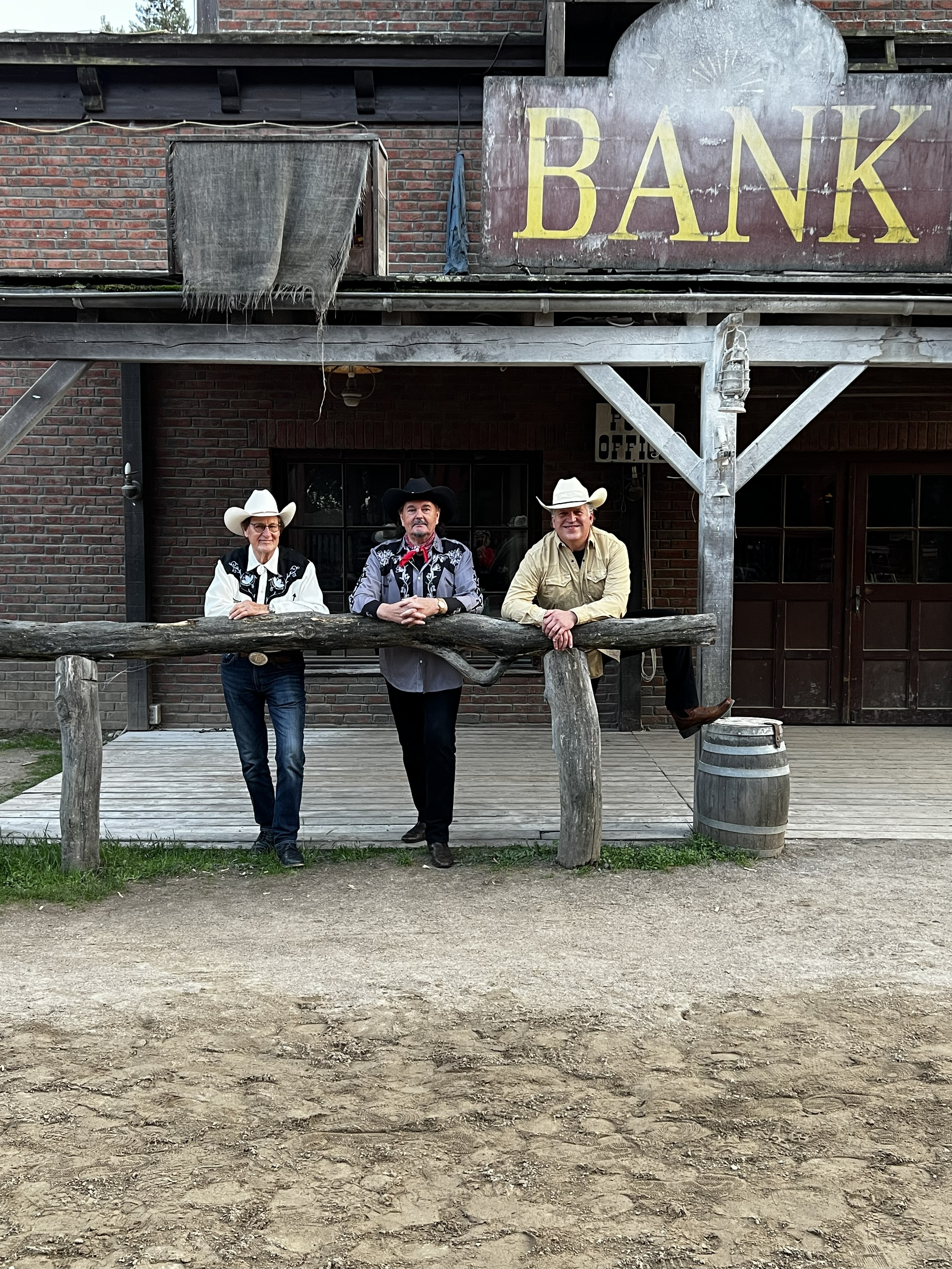 Urban Country Band vor der Bank im Westernstil